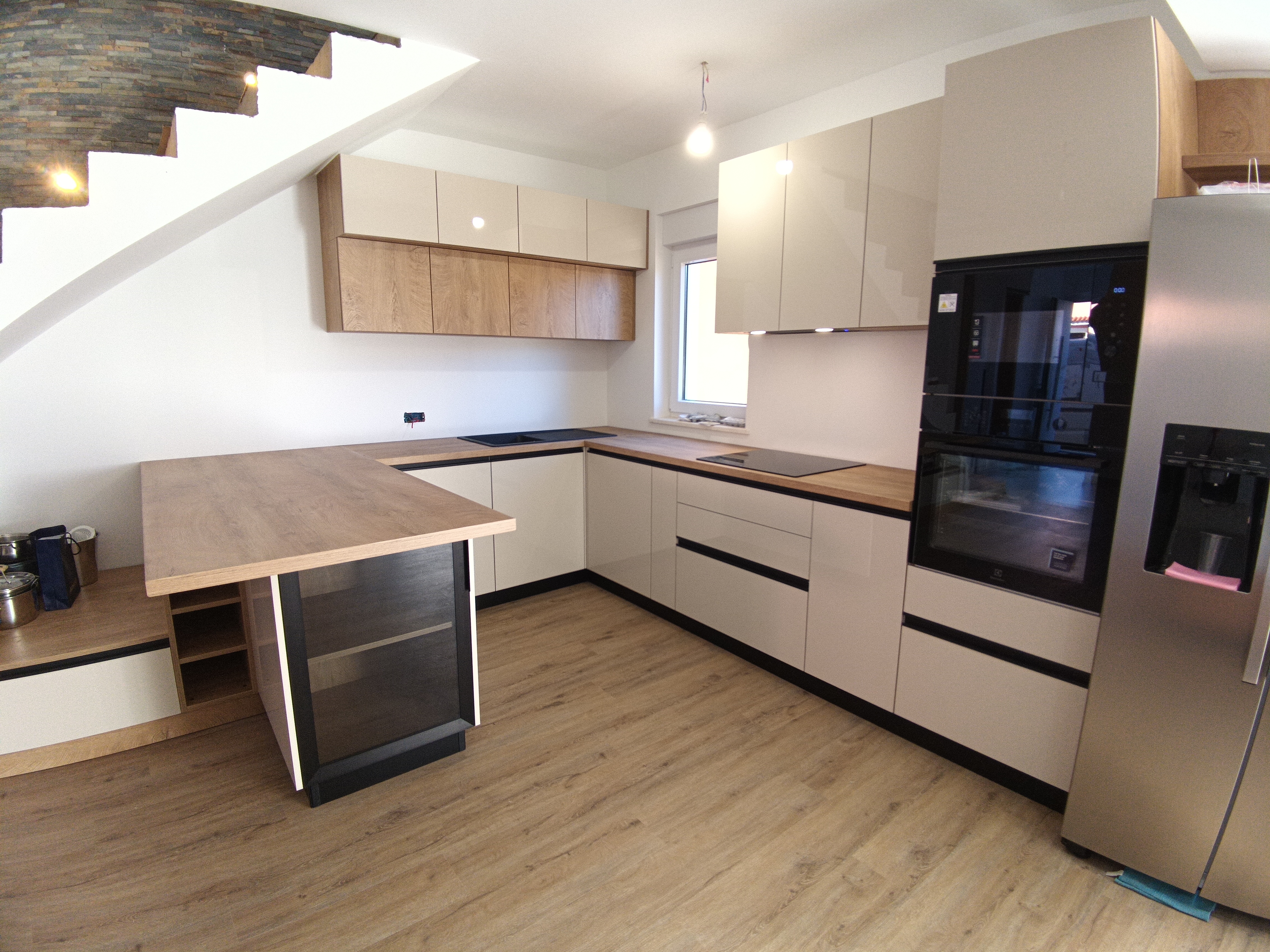 Krem kuhinja - pogled 1