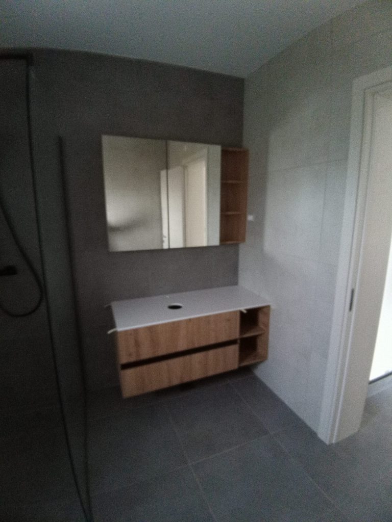 Opremanje trosobnog apartmana namještajem po mjeri