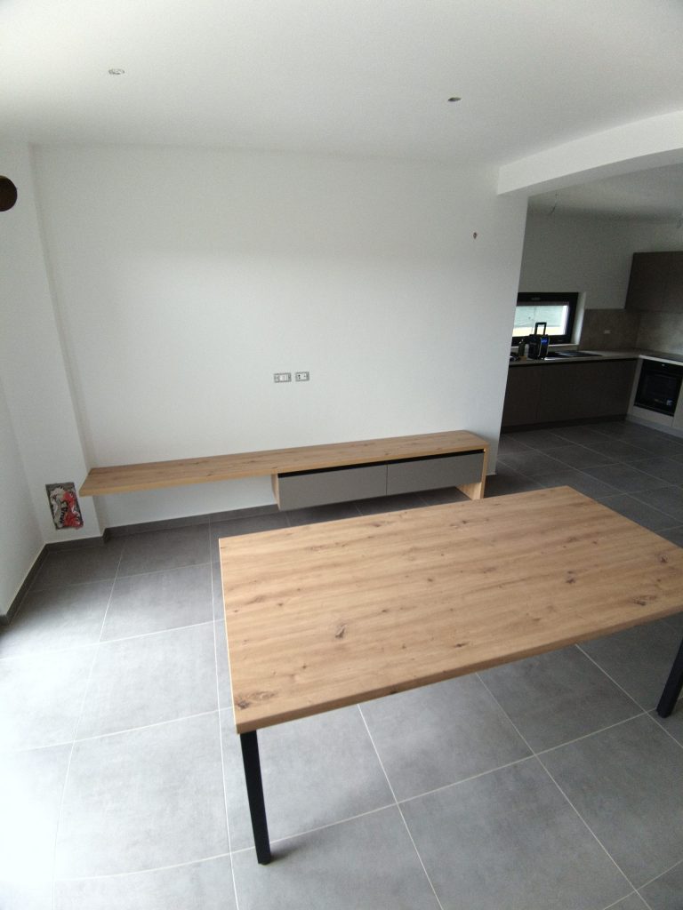Opremanje trosobnog apartmana namještajem po mjeri