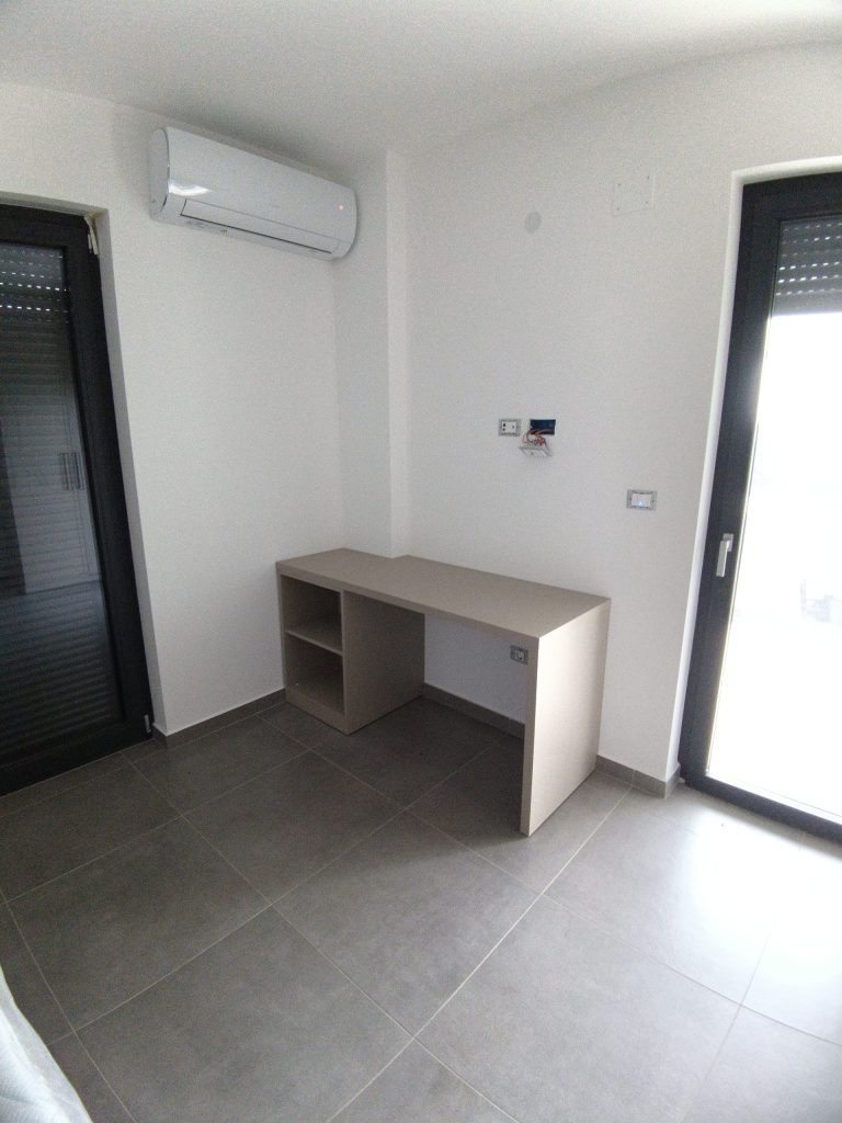 Opremanje trosobnog apartmana namještajem po mjeri