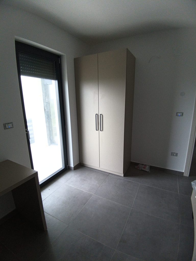 Opremanje trosobnog apartmana namještajem po mjeri