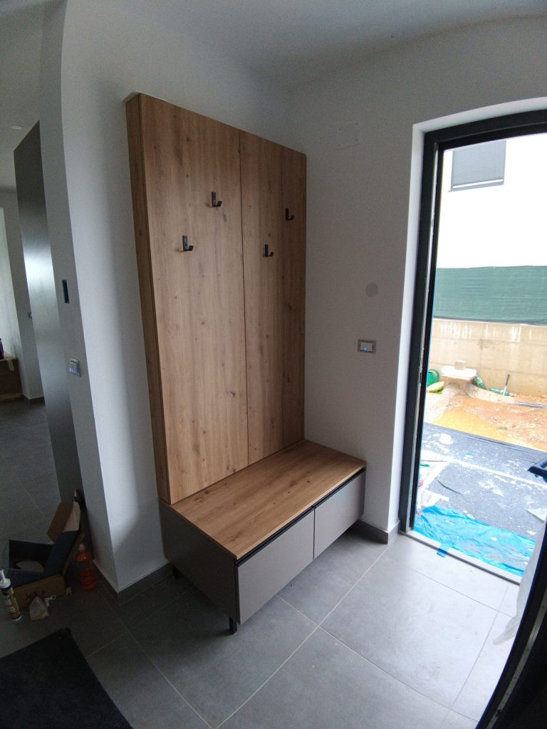 Dnevni boravak apartmana s namještajem po mjeri