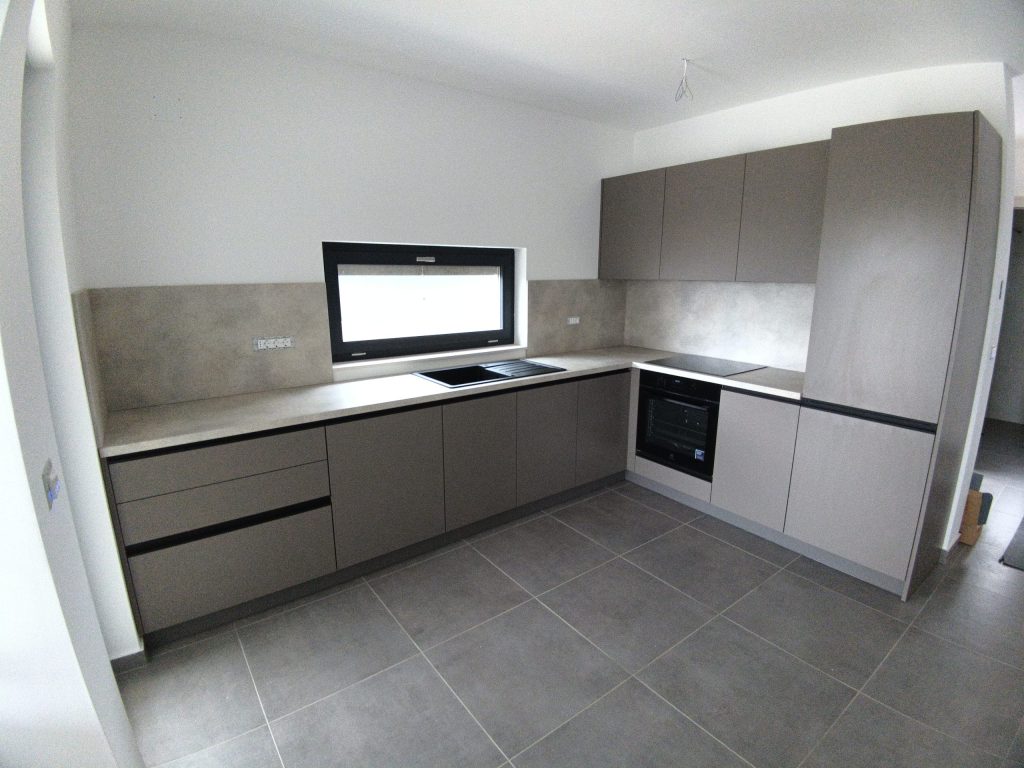 Siva kuhinja po mjeri u apartmanu