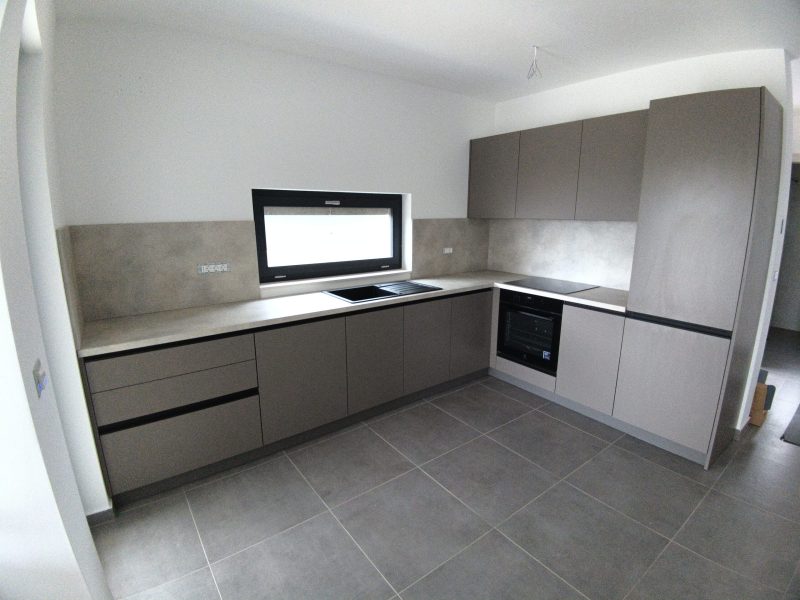 Siva kuhinja po mjeri u apartmanu