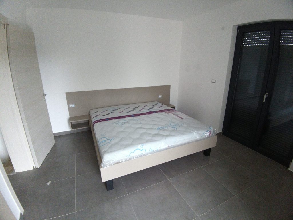 Soba apartmana s ormarom po mjeri