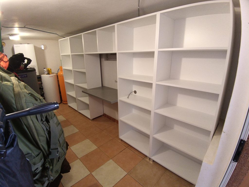 Uredske police i radni stol