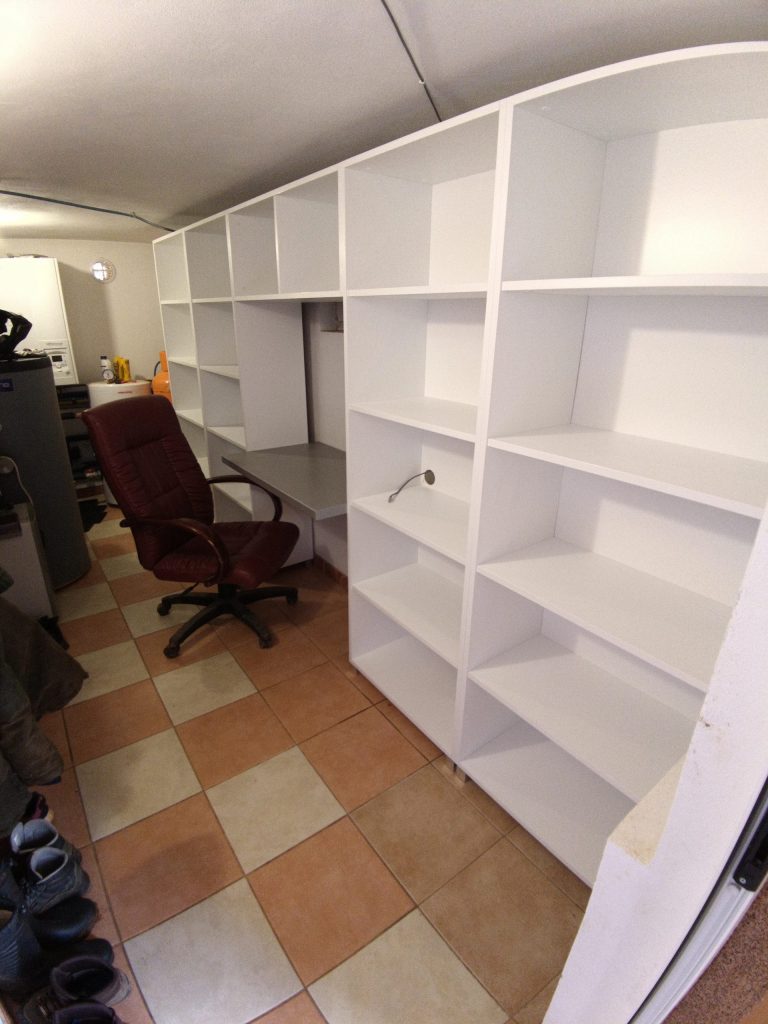 Uredske police i radni stol, detalj 2