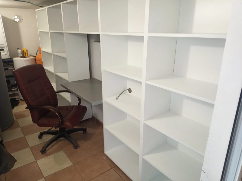 Uredske police i radni stol, detalj 3