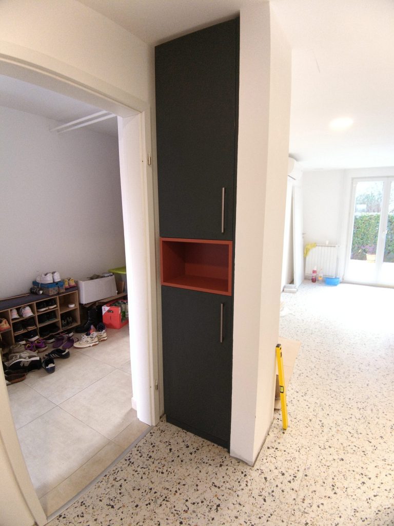 Visoki ormar s nišom u predsoblju
