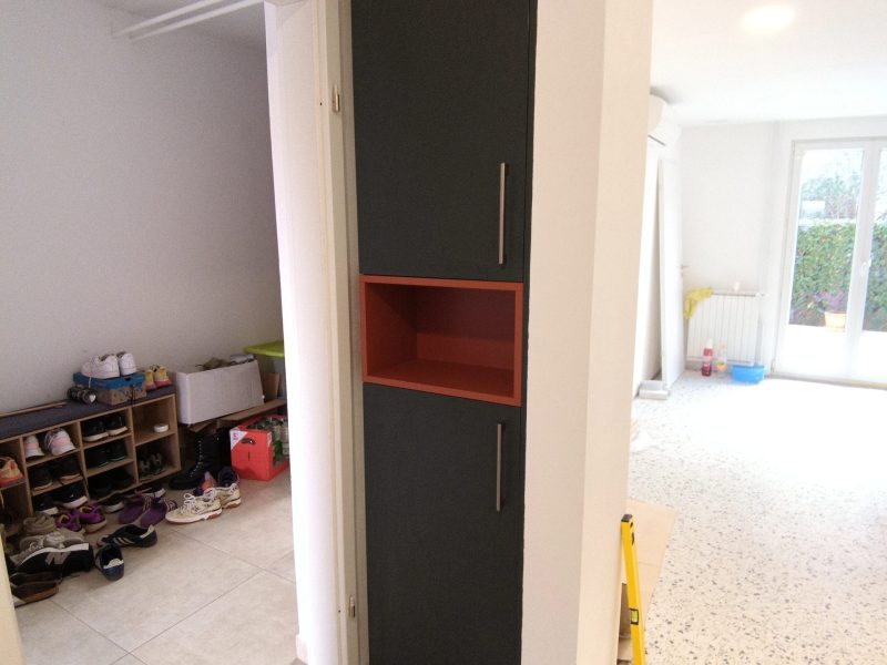 Visoki ormar s nišom u predsoblju